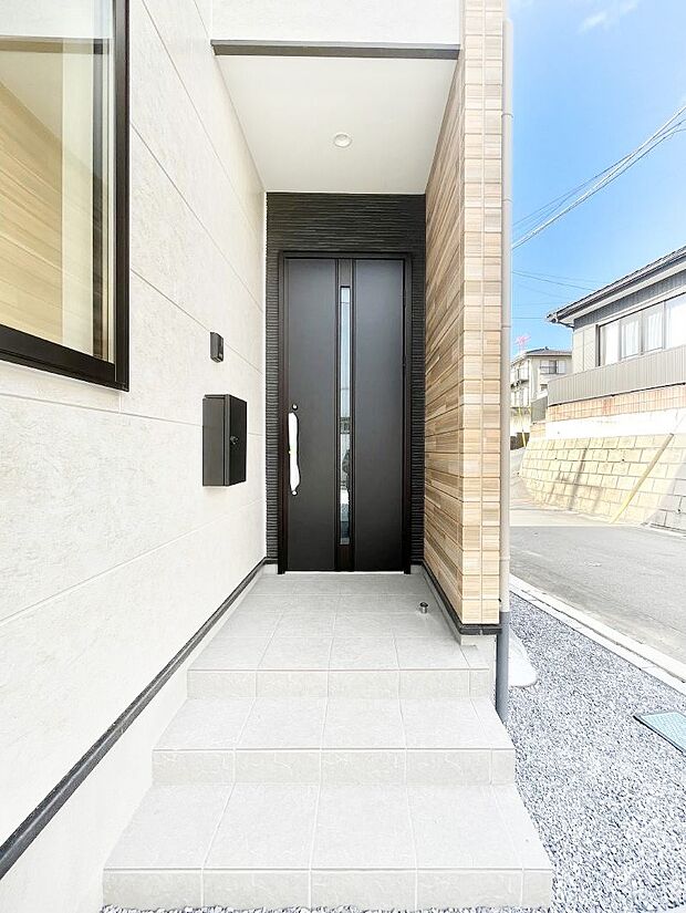 【玄関】～Entrance～ 玄関は、お客さんをお迎えする場であり、家族が出入りする場でもあるので「おうちの顔」とも呼ばれる重要な場所！ すっきりと明るく、いつでもお客様をお出迎えできるような設計をしました！
