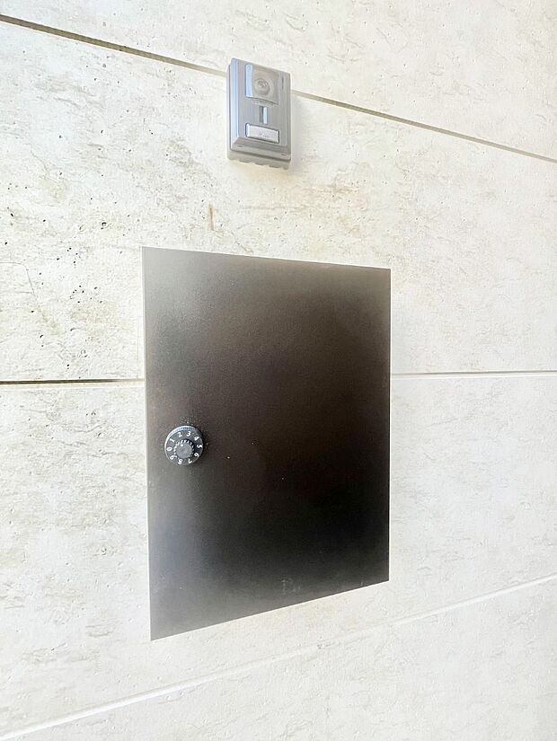 【その他現地】シンプルデザインのポスト。