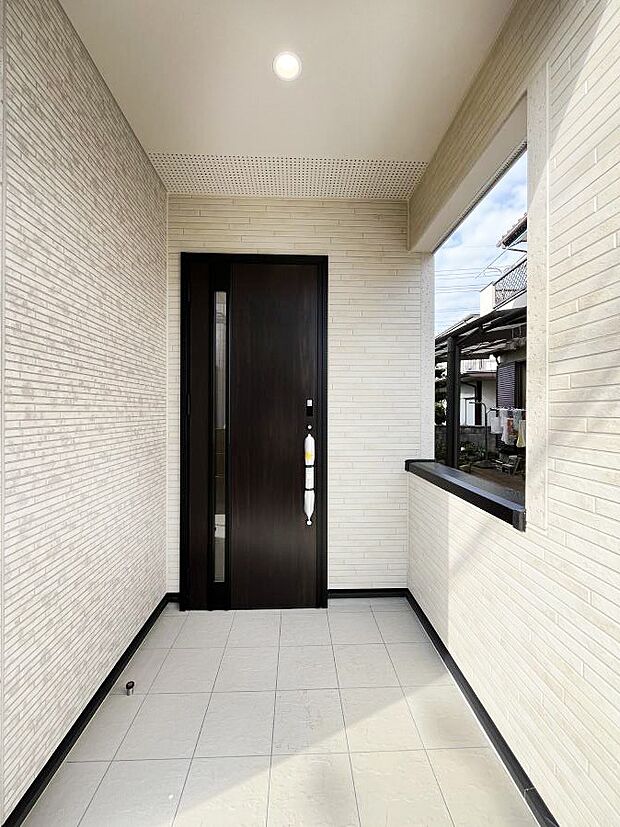 【玄関】~Entrance~ 玄関は、お客さんをお迎えする場であり、家族が出入りする場でもあるので「おうちの顔」とも呼ばれる重要な場所!すっきりと明るく、いつでもお客様をお出迎えできるような設計をしました!