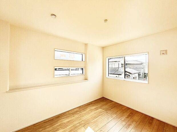 【寝室】~Bed Room~ 2面採光を確保した明るい室内は、風通しも良く、大変居心地の良い空間となっております。爽やかな風を感じて起きる朝は、快適生活の始まりに!日当たりや通風がとても良い住まい♪