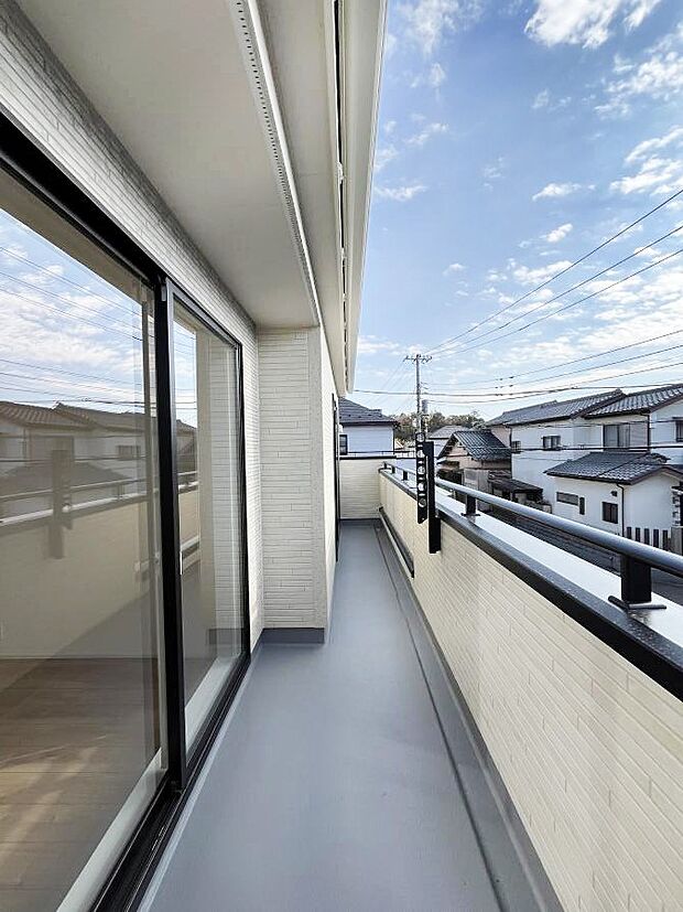 【バルコニー】~Balcony~ 南側に設置された奥行きのあるワイドバルコニー。心地よい陽射しや暖かな風を楽しむことが出来ます。晴れた日にはたっぷりの洗濯物や布団を干せます!使いやすく開放的なバルコニーです♪