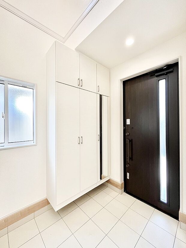 【玄関】~Entrance~ 下駄箱ミラー付なので、お出かけ前の身だしなみチェックに◎♪玄関はお客様をお出迎えする一番最初の場所、帰ってくる時に入る最初の場所。そんな場所だからこそ、より良い空間に…♪