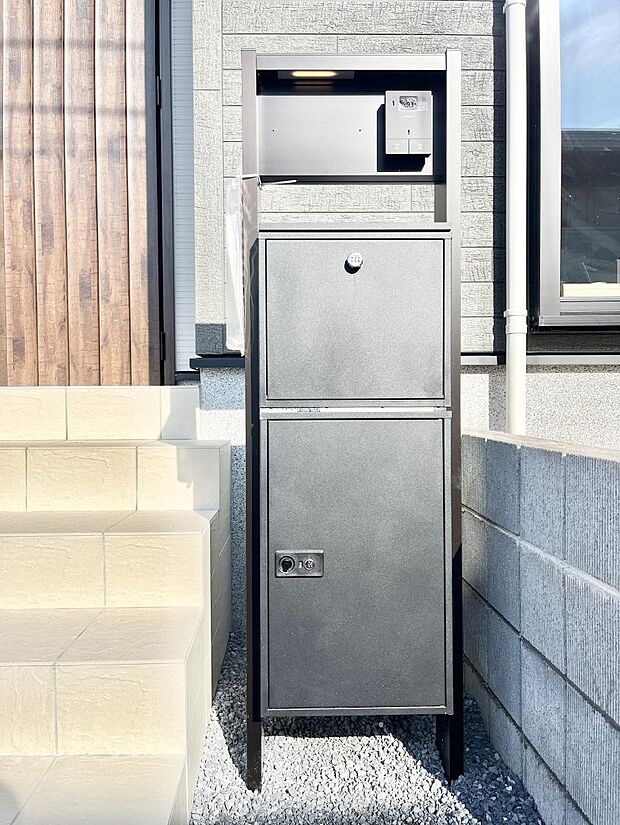 【その他現地】表札・インターホン・ポスト・宅配ＢＯＸをひとつに集約。エントランスになじむシンプルデザイン。　