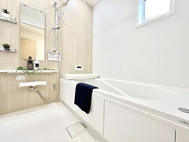【浴室】～Bath Room～　落ち着いた雰囲気の浴室で明日に向けてリフレッシュ。浴室乾燥機能も付いているので隣の洗濯機置き場で洗い上がった洗濯物を、雨の日も天気を気にせず乾燥させることも可能です。