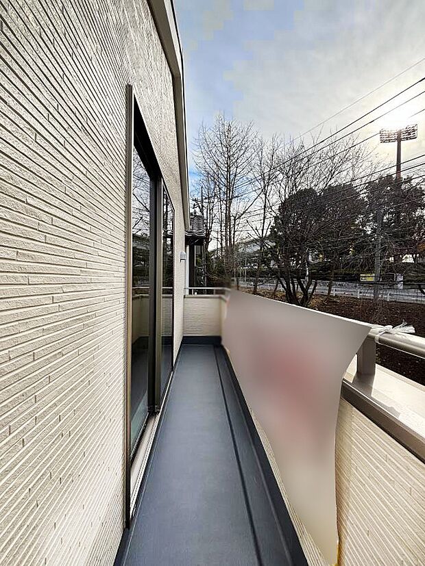 【バルコニー】～Balcony～  バルコニーは温かい陽がさしこみ、お布団や洗濯物を気持ちよく干すことができます。  使いやすく開放的なバルコニーです♪陽ざしがたっぷり降り注ぐ、バルコニー付き住まい。  