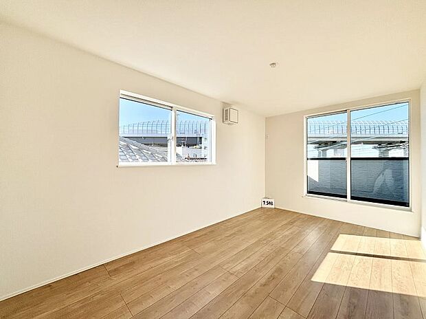 【寝室】～Bed Room～　「今日も一日お疲れ様」とご夫婦でゆったりくつろげる寝室。毎日の家事やお仕事に疲れた日はフカフカのベットで癒されてください。テレビや本棚をおいても快適な広さが自慢♪