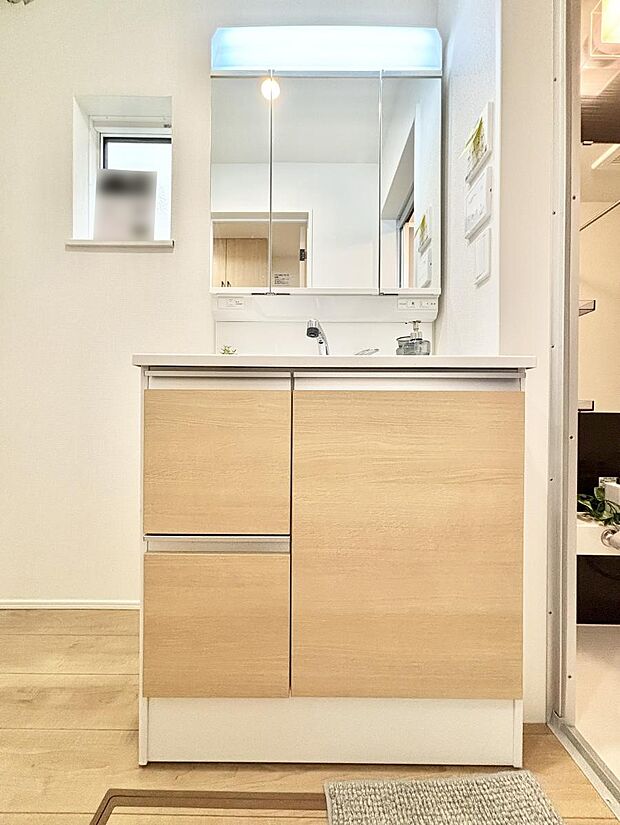 【洗面台・洗面所】～Dressing Room～　十分な大きさの洗面台は収納もさる事ながら、身だしなみチェックや歯磨きなど、朝の慌ただしい時間でもホテルライクなスペースで余裕とゆとりを感じて頂けます。