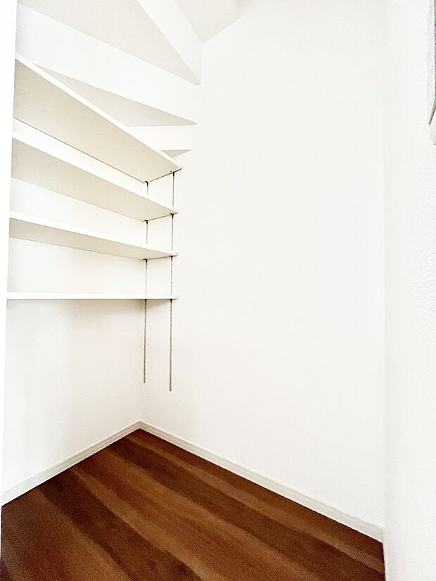 【その他設備(収納)】食品のストックや調理器具の保管に便利な可動棚付きパントリー