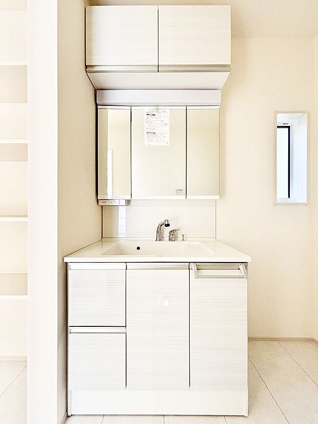 【洗面台・洗面所】◆１号棟◆～Dressing Room～　十分な大きさの洗面台は収納もさる事ながら、身だしなみチェックや歯磨きなど、朝の慌ただしい時間でもホテルライクなスペースで余裕とゆとりを感じて頂けます。