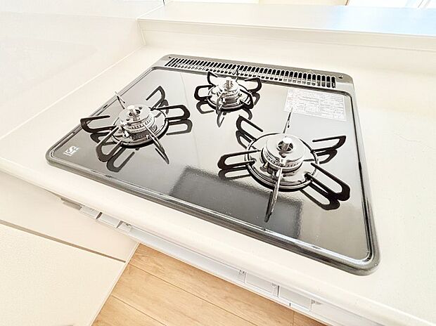 【その他設備(ガスコンロ)】◆１号棟◆三口ガスコンロでお料理が一気にはかどりそう  