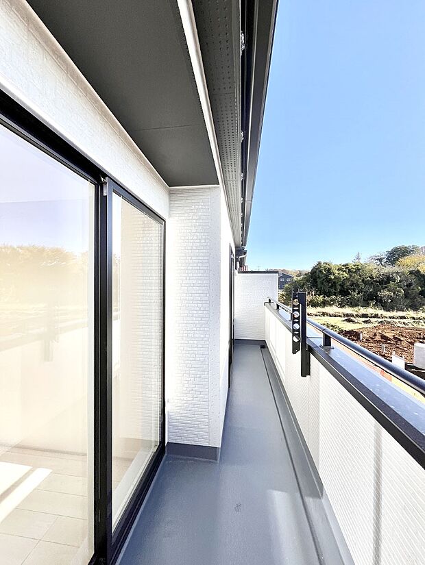 【バルコニー】◆1号棟◆~Balcony~ 南向きのバルコニーの前には雲以外に太陽を遮るものがありません。お洗濯物も乾きやすく、何より明るく気持ちのいい光が入ってきます。使いやすく開放的なバルコニーです♪