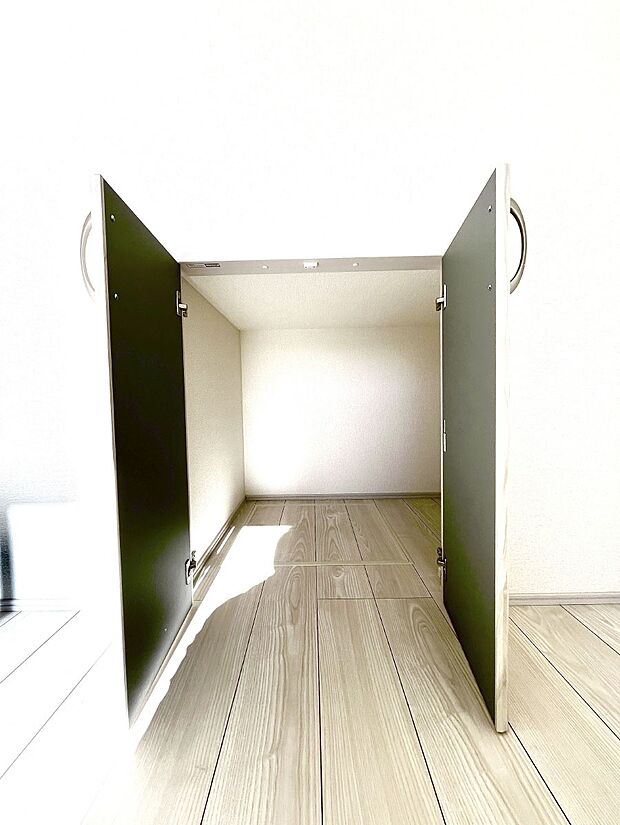 【その他設備(階段下収納)】◆1号棟◆日用品のストックや水などの備蓄に使える階段下収納。