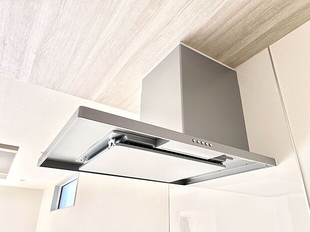 【その他設備(レンジフード)】◆1号棟◆基本的なお手入れはフィルターのみ!お手入れのしやすさも魅力です。