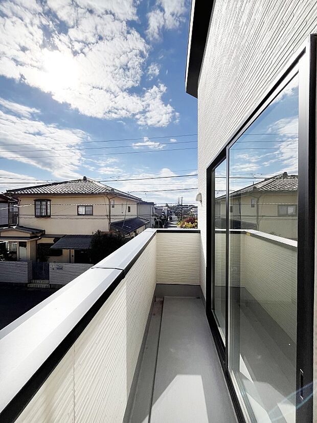 【バルコニー】～Balcony～ バルコニーは温かい陽がさしこみ、お布団や洗濯物を気持ちよく干すことができます。 使いやすく開放的なバルコニーです♪陽ざしがたっぷり降り注ぐ、バルコニー付き住まい。 
