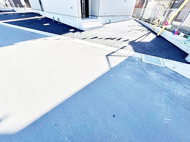 【駐車場】～Exterior～  嬉しいコンクリート仕上げのカースペース。雨の日も足元を気にせず外出できます。空いたスペースには、花や緑で彩るガーデニングもオススメです。  