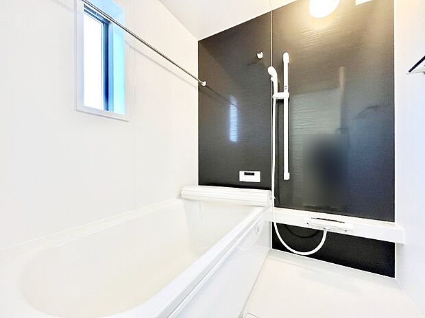 【浴室】◆1号棟◆～Bath Room～　落ち着いた雰囲気の浴室で明日に向けてリフレッシュ。浴室乾燥機能も付いているので洗い上がった洗濯物を、雨の日も天気を気にせず乾燥させることも可能です。
