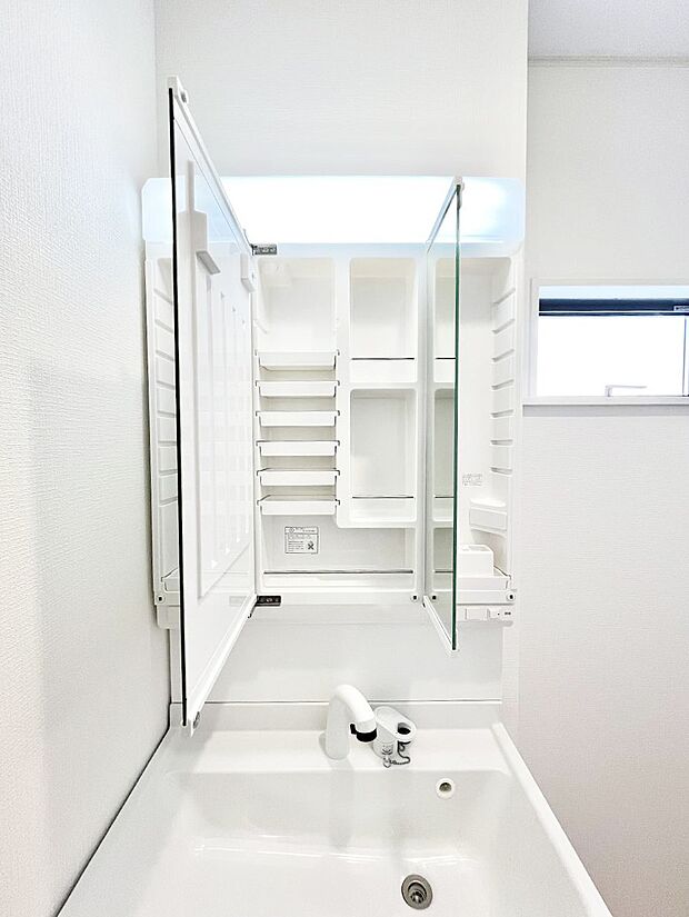 【その他設備(三面鏡裏収納)】◆1号棟◆三面鏡の裏に、化粧品や衛生用品などを収納可能。洗面台をすっきりと保ちます！