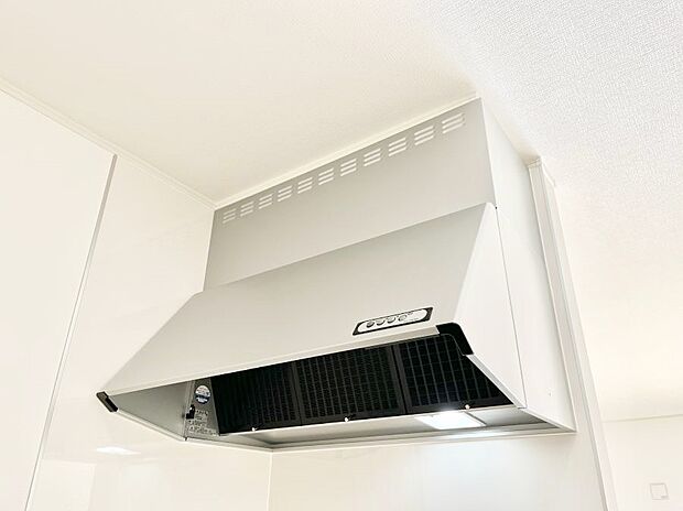 【その他設備(レンジフード)】◆1号棟◆基本的なお手入れはフィルターのみ！お手入れのしやすさも魅力です。