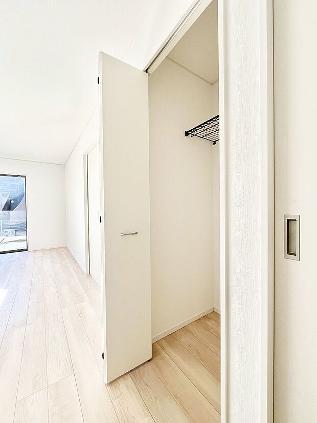 【その他設備(収納)】◆1号棟◆物が多くなりがちなリビングにうれしい収納