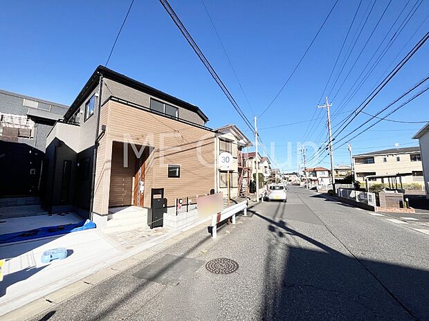 【前面道路含む現地写真】前面道路：南東 8.5m 公道　前面道路は閑静な住宅地をはしる車通りの少ない道路。駐車の出し入れもらくらくです！ご不明点・現地見学のご希望は、お気軽にお問い合わせください！