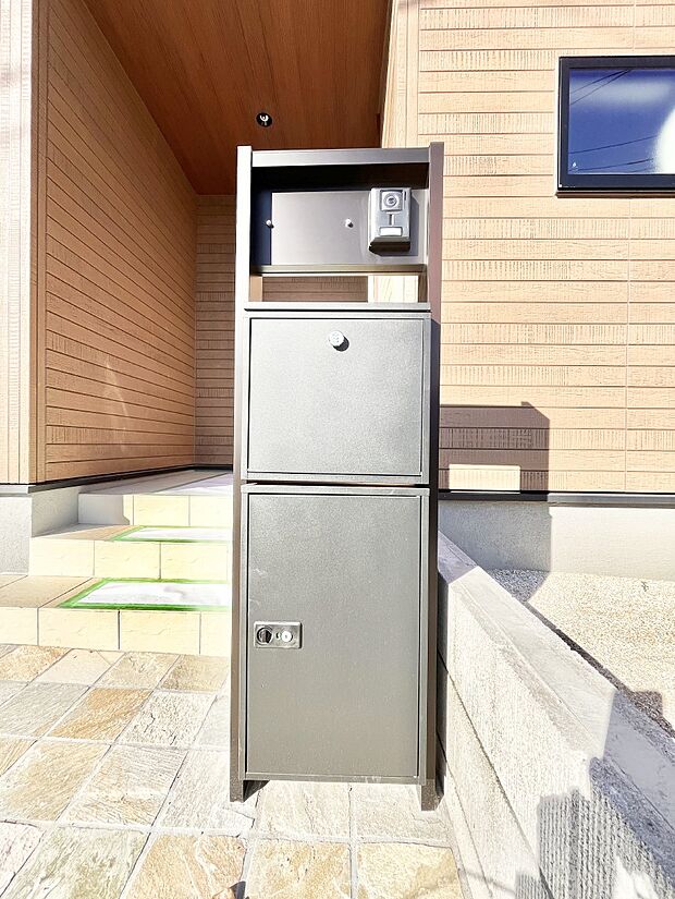 【その他現地】◆1号棟◆表札・インターホン・ポスト・宅配ＢＯＸをひとつに集約。エントランスになじむシンプルデザイン。