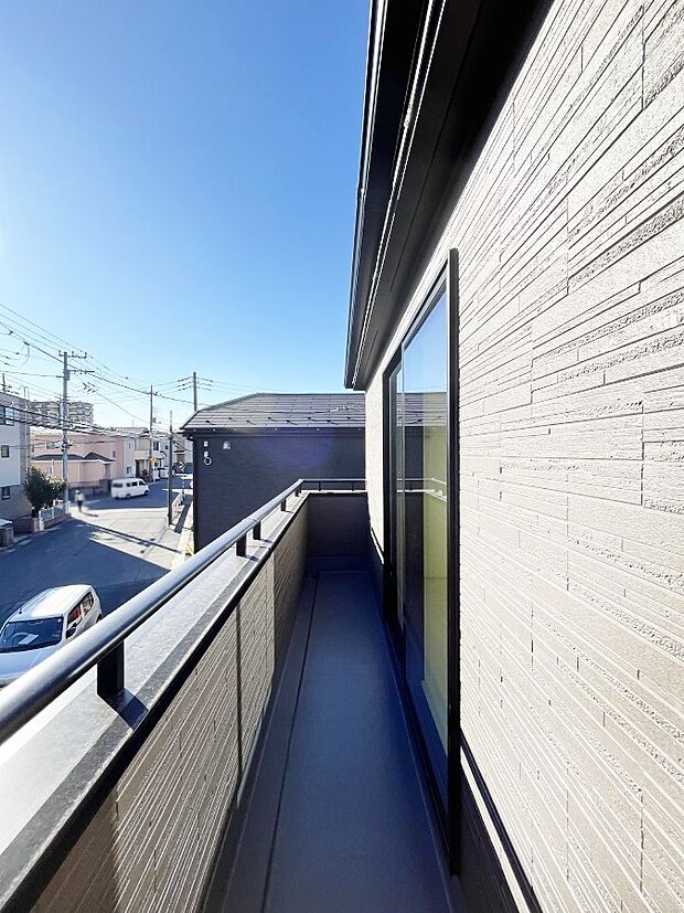 【バルコニー】◆1号棟◆～Balcony～  バルコニーは温かい陽がさしこみ、お布団や洗濯物を気持ちよく干すことができます。  使いやすく開放的なバルコニーです♪陽ざしがたっぷり降り注ぐ、バルコニー付き住まい。  