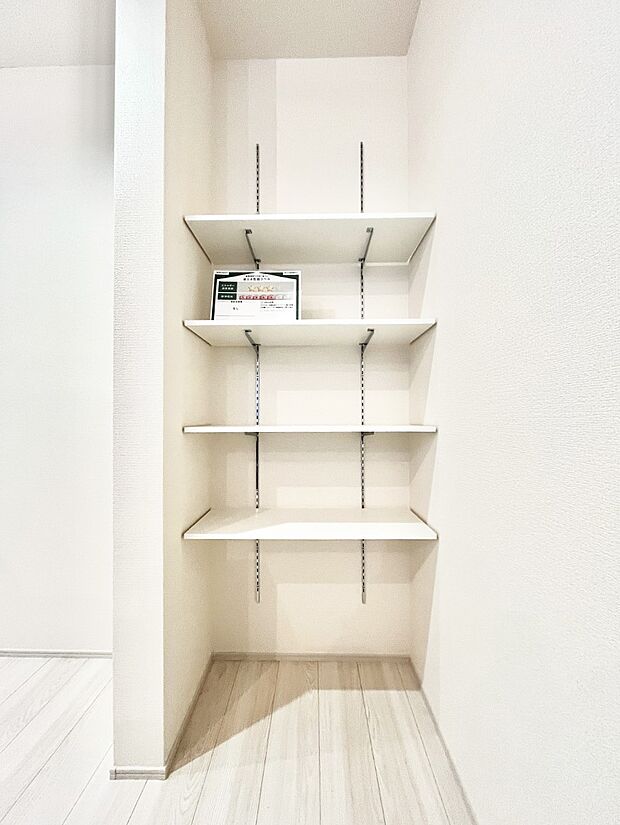 【その他設備(収納)】◆1号棟◆キッチン横の収納はパントリーとしても利用できます