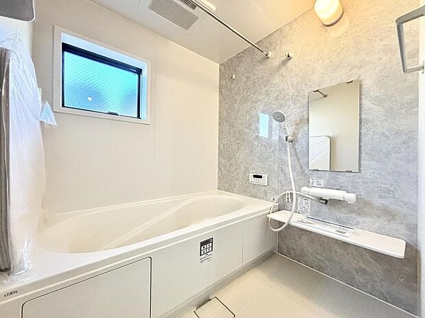 【浴室】～Bath Room～　落ち着いた雰囲気の浴室で明日に向けてリフレッシュ。浴室乾燥機能も付いているので隣の洗濯機置き場で洗い上がった洗濯物を、雨の日も天気を気にせず乾燥させることも可能です。