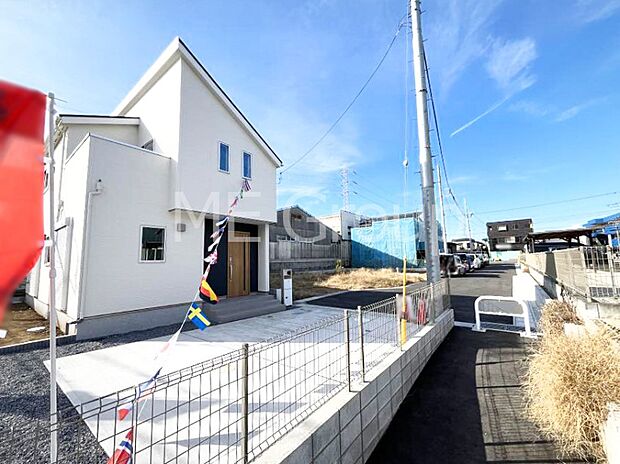 【前面道路含む現地写真】～Exterior～　前面道路は閑静な住宅地をはしる車通りの少ない道路。駐車の出し入れもらくらくです！ご不明点・現地見学のご希望は、お気軽にお問い合わせください！