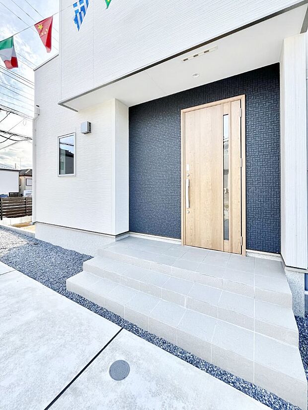 【玄関】～Entrance～　玄関は、お客さんをお迎えする場であり、家族が出入りする場でもあるので「おうちの顔」とも呼ばれる重要な場所！すっきりと明るく、いつでもお客様をお出迎えできるような設計をしました！