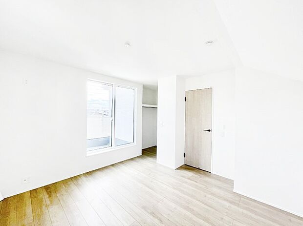 【寝室】～Bed Room～　バルコニーからの明るい日差しが差し込みます。日照に恵まれたお部屋。柔らかい自然光で朝目覚める暮らしが送れるだろう。また、機能的な収納を配置して、片付いた空間も実現出来そう。