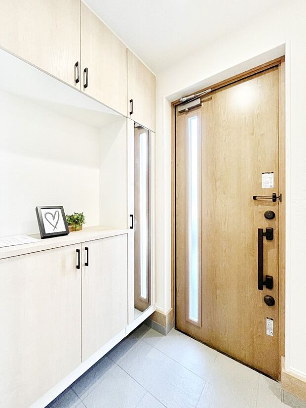 【玄関】～Entrance～　玄関は家の顔といわれますが我が家のセンスをさりげなく感じさせる魅力ある玄関造りも楽しみの一つ。帰宅する度に家族がほっとできる心地よい空間造りも大切ですね♪