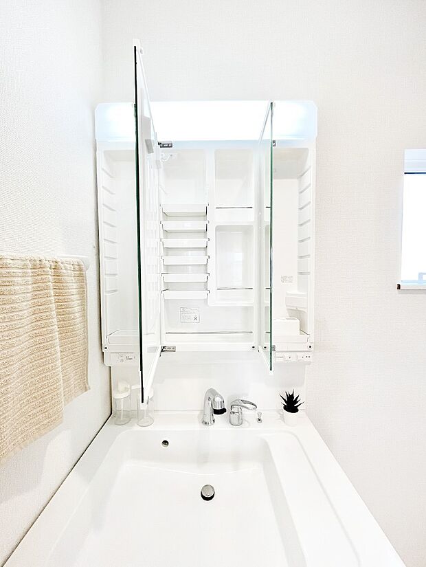 【その他設備(三面鏡裏収納)】三面鏡の裏に、化粧品や衛生用品などを収納可能。洗面台をすっきりと保ちます！