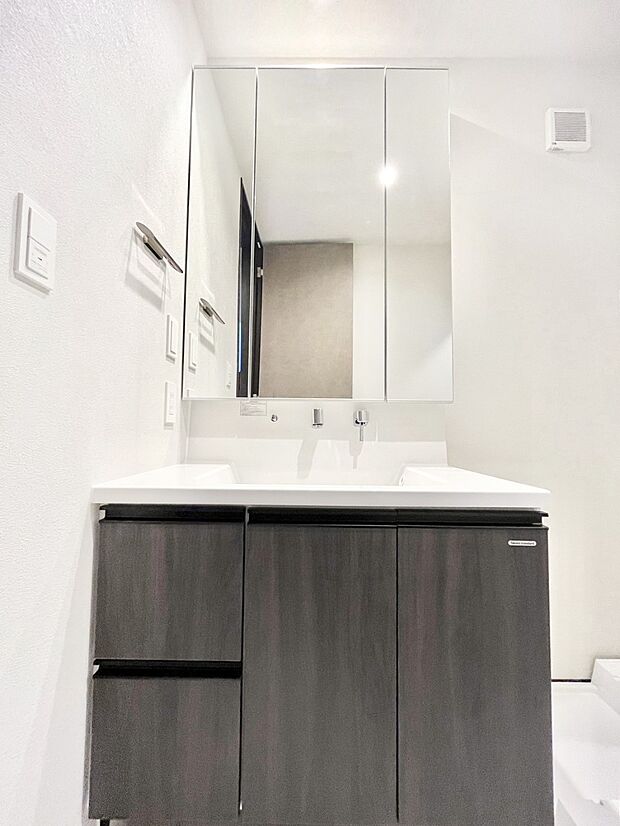【洗面台・洗面所】～Dressing Room～　十分な大きさの洗面台は収納もさる事ながら、身だしなみチェックや歯磨きなど、朝の慌ただしい時間でもホテルライクなスペースで余裕とゆとりを感じて頂けます。