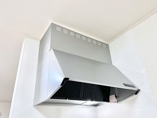【その他設備(レンジフード)】◆A号棟◆基本的なお手入れはフィルターのみ！お手入れのしやすさも魅力です。