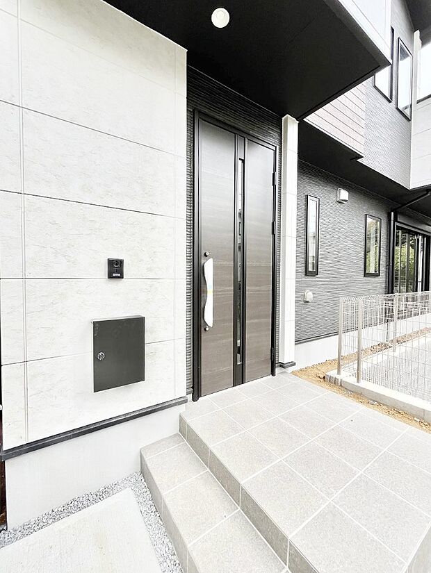 【玄関】～Entrance～　玄関は、お客さんをお迎えする場であり、家族が出入りする場でもあるので「おうちの顔」とも呼ばれる重要な場所！すっきりと明るく、いつでもお客様をお出迎えできるような設計をしました！