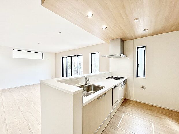 【ダイニングキッチン】～Kitchen～  リビングが見渡せるカウンターキッチン。  料理をしながら家族とコミュニケーションをとれるだけでなく、大きな開放感も得ることができます。  お子様の成長も感じることができますね！