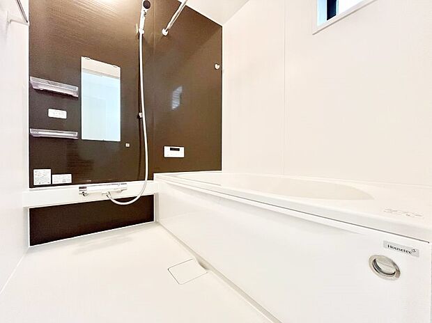 【浴室】～Bath Room～　落ち着いた雰囲気の浴室で明日に向けてリフレッシュ。浴室乾燥機能も付いているので隣の洗濯機置き場で洗い上がった洗濯物を、雨の日も天気を気にせず乾燥させることも可能です。