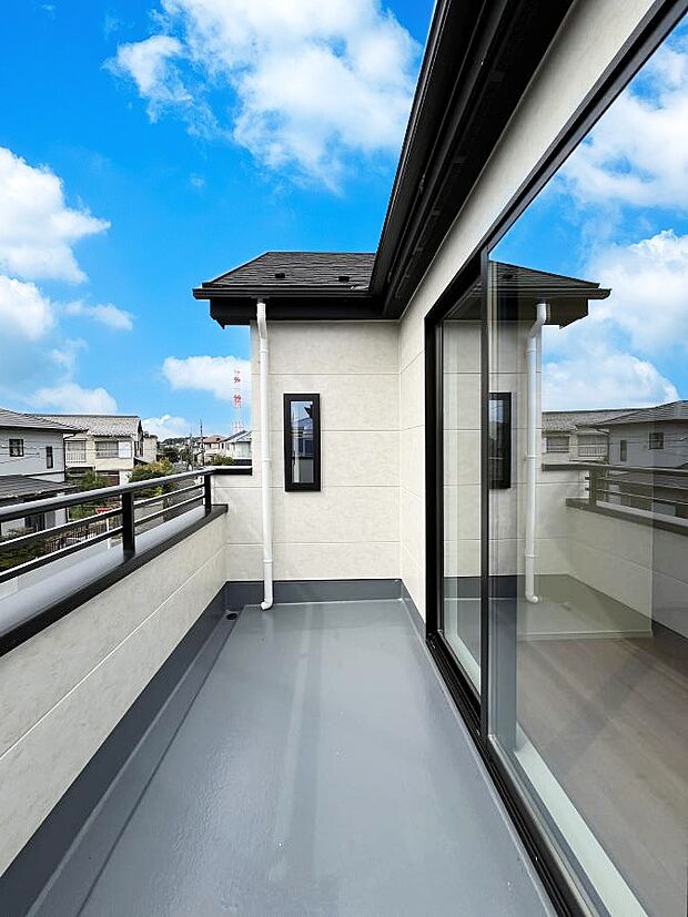 【バルコニー】～Balcony～  バルコニーは温かい陽がさしこみ、お布団や洗濯物を気持ちよく干すことができます。  使いやすく開放的なバルコニーです♪陽ざしがたっぷり降り注ぐ、バルコニー付き住まい。  