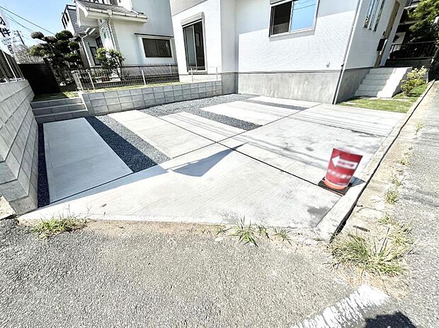 【駐車場】～Parking～　駐車場２台置けます！(車種による)自転車置き場や物置場として、お子様の遊ぶスペースとして、ゆとりある敷地だからこそ可能な多用途にご利用いただけるスペースです。