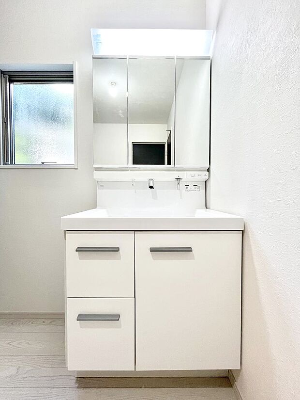 【洗面台・洗面所】～Dressing Room～　暗くなりがちな洗面所も窓があると採光と換気が可能なので気持ちよくお使い頂けます。三面鏡タイプの洗面台は鏡裏収納で散らかりがちな洗面所もスッキリ♪
