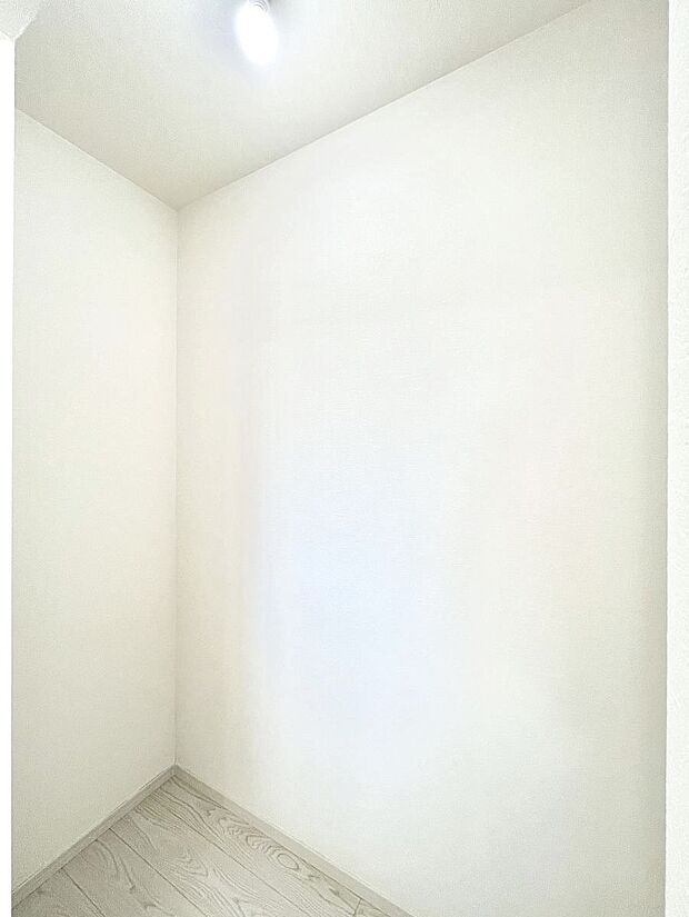 【その他設備(パントリー)】キッチンにはパントリー！食材のストックはもちろん、日用品の収納など使い方はいろいろ！