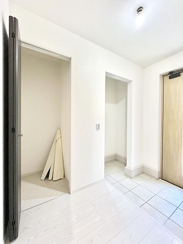 【その他設備(玄関ホール収納)】玄関ホール収納です。掃除道具やお出かけ用グッズの収納に便利です。