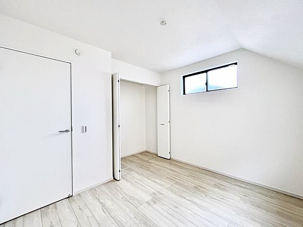 【寝室】～Bed Room～  全居室には収納クローゼットを完備！普段使いのお洋服や小物はもちろん、季節物のお洋服などもしっかりと整理整頓おしまい頂けます。  居室空間を広く使用できますね。