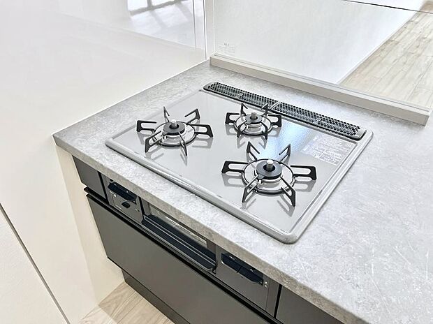 【その他設備(Ｓｉセンサーコンロ)】ガスコンロはＳｉセンサー搭載。火力調節や焦げ付き・消し忘れも防いでくれます。