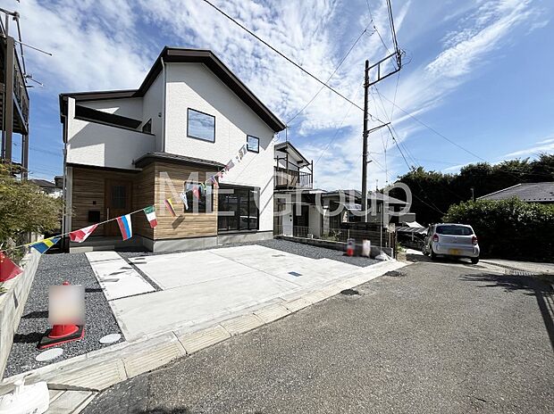 【前面道路含む現地写真】前面道路： 南西 4m 私道  前面道路は閑静な住宅地をはしる車通りの少ない道路。  駐車の出し入れもらくらくです！ご不明点・現地見学のご希望は、お気軽にお問い合わせください！