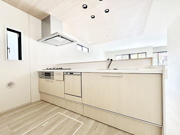 【ダイニングキッチン】～Kitchen～  リビングが見渡せるカウンターキッチン。  料理をしながら家族とコミュニケーションをとれるだけでなく、大きな開放感も得ることができます。  お子様の成長も感じることができますね！