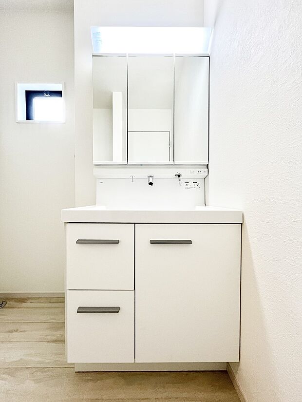 【洗面台・洗面所】～Dressing Room～  清潔感溢れる色合いで統一されていると、スッキリと整った印象をうけます。  鏡の裏にはたっぷりと収納スペースを標準装備！  水廻りは、シンプルかつ機能性を重視して。
