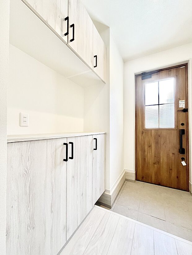 【玄関】～Entrance～　家の中でお客様を迎える最初の場所である玄関は、家の印象そのものです！豊富な玄関収納で、常に綺麗に保つことが出来ます♪玄関にはたっぷり収納の下駄箱を完備！