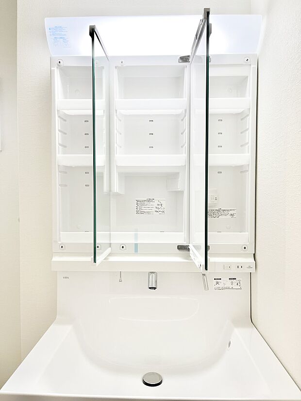 【その他設備(三面鏡裏収納)】三面鏡の裏に、化粧品や衛生用品などを収納可能。洗面台をすっきりと保ちます！